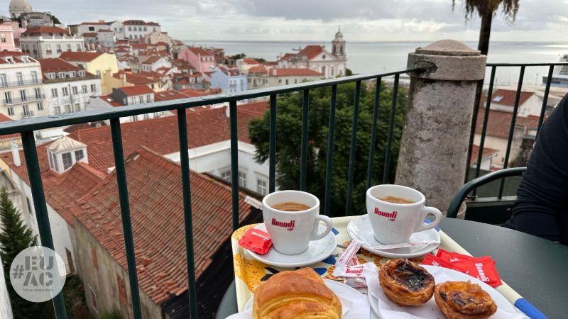 What to see in Lisbon, have breakfast at Portas do Sol viewpoint
