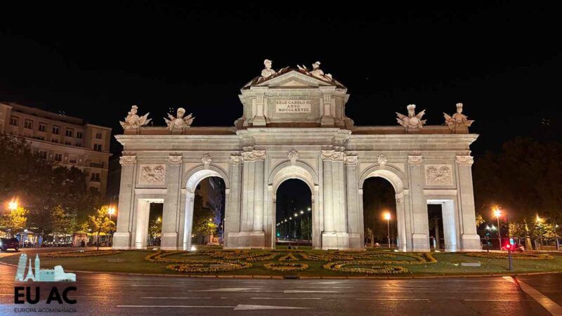 Puerta de Alcalá a la noche